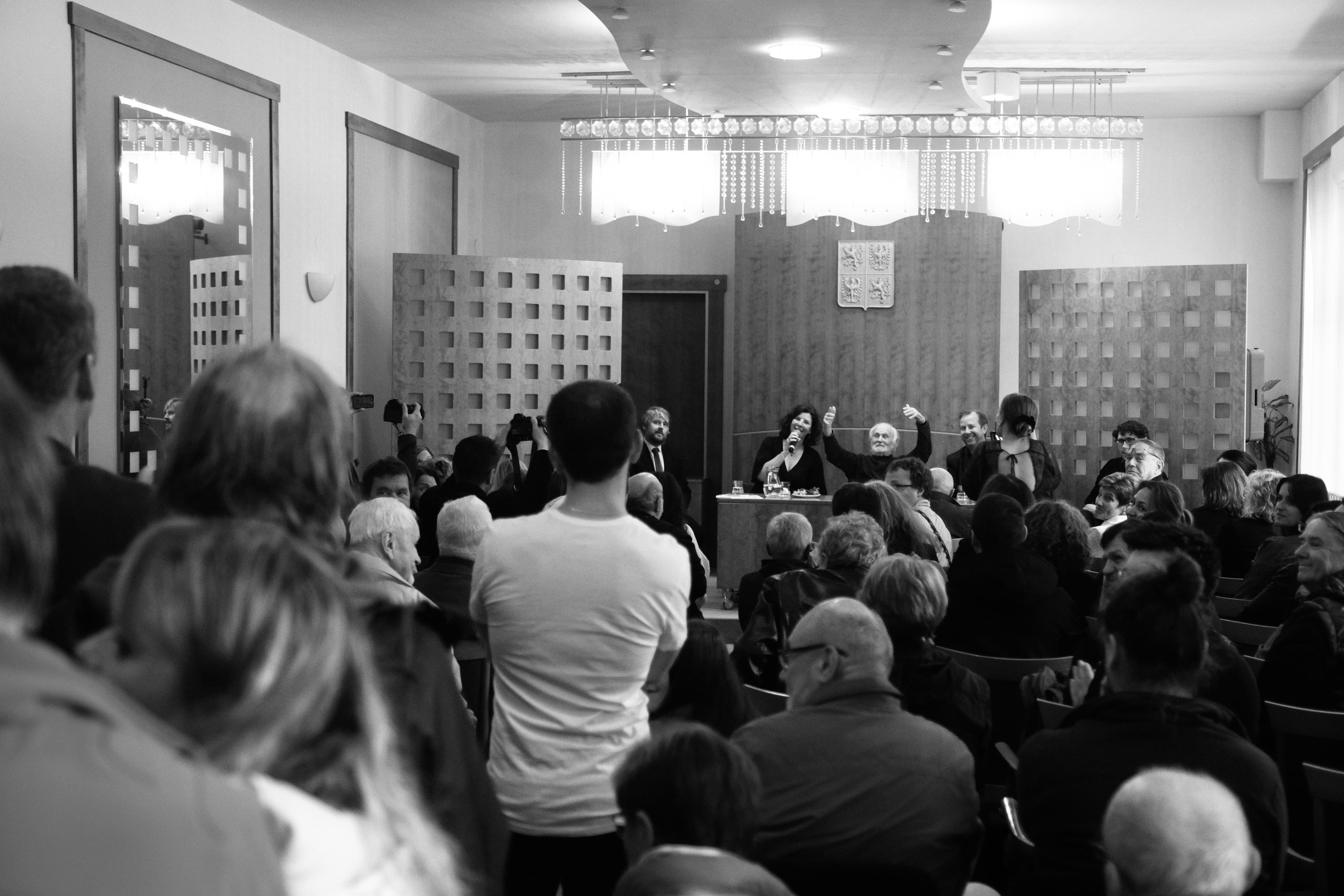 Josef Koudelka v plné obřadní síni boskovického úřadu, kde proběhlo zahájení výstavy
